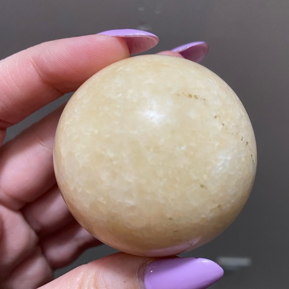 Small honey calcite crystal sphere. - Picture 3 of 4
